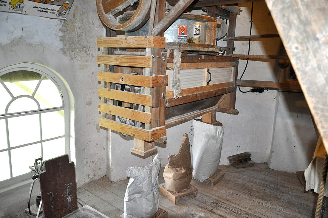16, Molen 02756 De Vlijt (Diever), Jesse Bergquist (13-7-2019)De buil. Deze wordt, evenals het elektrische koppel, door een motor aangedreven. | Database Nederlandse molens