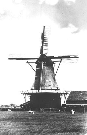 Molen 03222 De Rooseboom /De Rozenboom (Hantum), Ansichtkaart serie 5, nr 3. Foto W.O.Bakker, aug. 1940, collectie H.v.d.Woude | Database Nederlandse molens