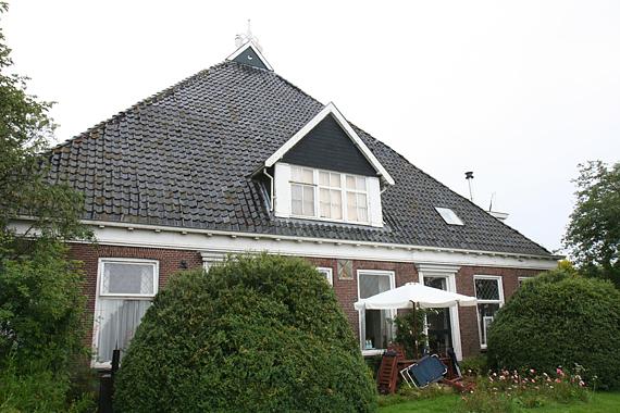 2, Molen 08155 De Eekmolen (1e) (IJlst/ Drylts), Stolpboerderij met gevelsteen, foto Ronald Bakker, 9 juli 2016 | Database Nederlandse molens