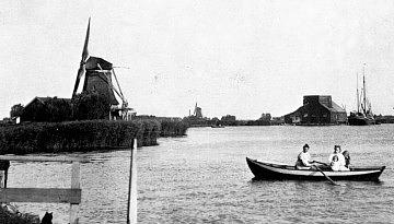 2, Molen 01108 e De Kat (2e) (Zaandam-Oost), Foto: Links staat de Wind, rechts staat de schuur van de gesloopte Kat | Database Nederlandse molens