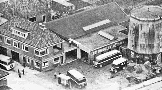 1, Molen 00499 Aurora (Uithuizen), Foto rond 1950, coll. Ewolt Wolters. Deze luchtfoto is van de garage van de Marnedienst, voorheen de garage van Rijzenga, met de stenen onderbouw van de molen. Deze foto komt uit het boek Marnedienst van J.S. Giezen en dateert van rond 1950. Met dank aan de heer Ewolt Wolters. | Database Nederlandse molens