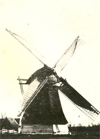 Molen 00775 b De Stofmolen (Wijdenes), deel ansichtkaart, rond 1900 (coll. M. Zwier) | Database Nederlandse molens