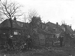 1, Molen 06492 x Koning Salomon (Amsterdam), Foto van Jacob Olie, collectie G. van den Bosch; Boven de huisjes aan het Kwakersdwarspad (Kwakerspoel) steekt de onttakelde paltrokmolen De Koning Salomon. Opname circa 1893 | Database Nederlandse molens