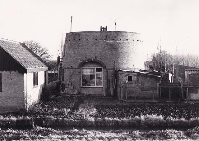 1, Molen 02771 a (koren- en pelmolen) (Zuidland), Foto P. Grund, november 1983 | Database Nederlandse molens