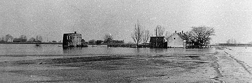 2, Molen 02771 a (koren- en pelmolen) (Zuidland), Foto: onbekend, tijdens de watersnood 1953 | Database Nederlandse molens