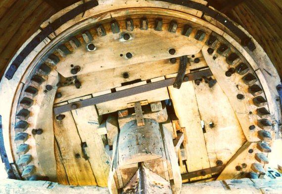 1, Molen 10787 (standerdmolen) (Aagtekerke), Foto: Nico Jurgens, opnname 6 augustus 1996, het bovenwiel dat thans de opvolger van deze molen zit | Database Nederlandse molens
