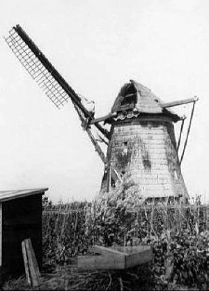 1, Molen 00974 Binnen-Brinkhorstpolder, De Vlieger (Voorburg), Foto: juli 1936 na een asbreuk | Database Nederlandse molens