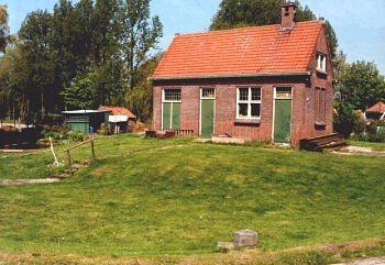 1, Molen 01082 f Bergermeer, De Nieuwe Molen / De Dikke Molen (Alkmaar), Foto:E. Esselink, opname 9 mei 1998, het elektrische gemaal dat hier later is gebouwd | Database Nederlandse molens