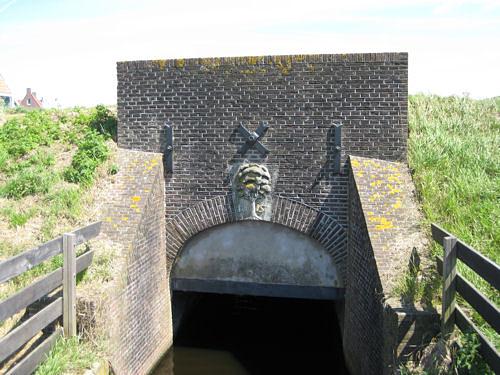 2, Molen 06655 a Polder Katwoude, Hogendijkse Molen (Katwoude), Foto: N. Sonneveld, opn. 4 juli 2008een duiker t/o de molen met het jaartal 1615 | Database Nederlandse molens