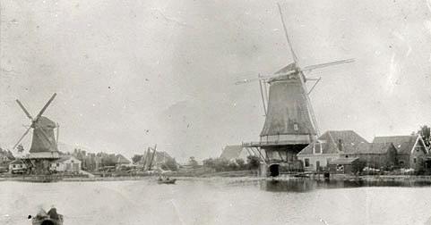 1, Molen 06904 t Het Bosch / Het Bosch in het Anker / Het Anker / De Vriendschap (Weesp), De molen kon vanaf het water bevoorraad worden (coll. Thomas Griffioen) | Database Nederlandse molens
