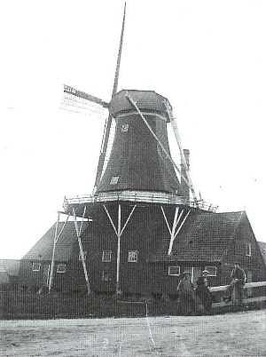 Molen 06406 b (oliemolen) (Mensingeweer), Foto: P.J. Hijlkema (Molinologie 15) | Database Nederlandse molens