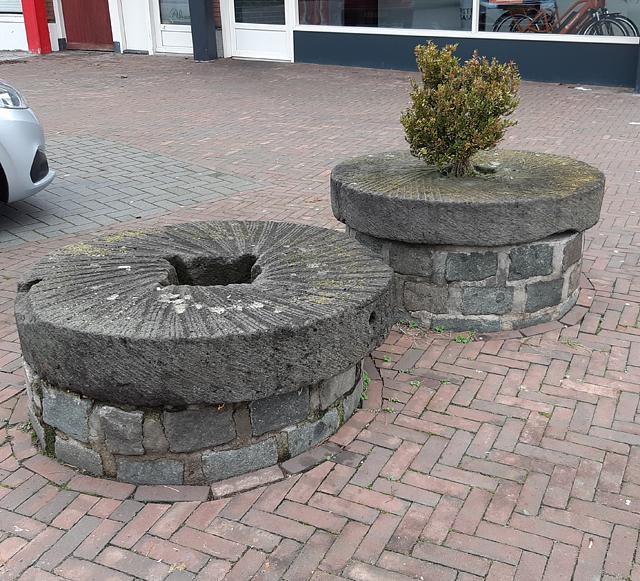1, Molen 08115 De Hoop (2e voorganger) (Papendrecht), foto N.Sonneveld, 2 molenstenen  | Database Nederlandse molens
