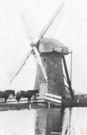 Molen 01794 Simonspolder, Simontjesmolen / Molen v.d. Floris Schoutenpolder (Warmond), Detail van onderstaande foto | Database Nederlandse molens