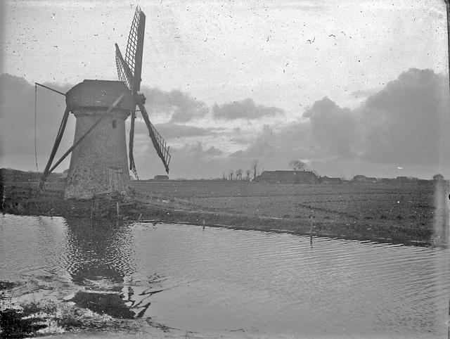 2, Molen 01794 Simonspolder, Simontjesmolen / Molen v.d. Floris Schoutenpolder (Warmond), Foto van glasneg. van Jan van der Zon Pzn, opn. ca 1925 | Database Nederlandse molens