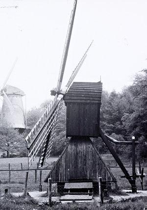 Molen 06402-1 Spinnekop Openluchtmuseum (Arnhem), De spinnekop nabij Het Fortuin (foto Allemolens.nl) | Database Nederlandse molens