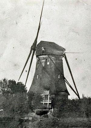 Molen 01789 bis s Polder Oudendijk, ondermolen (Woubrugge), Uitsnede van onderstaande foto | Database Nederlandse molens