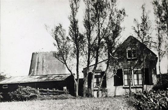 1, Molen 00990 Zoetermeersche- of Nieuw Drooggemaakte Polder, Kleine Molen (Zoetermeer), Foto: n.n., opn. 1955, coll. DHM | Database Nederlandse molens