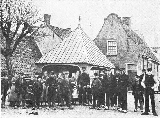 2, Molen 06903 z Molen van Herkingen (Herkingen), Foto: n.n., De visbank, het gebouw dateert uit 1754 | Database Nederlandse molens