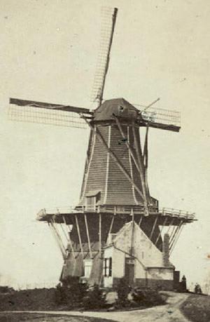 Molen 03320 a De Koning (Middelburg), uitsnede Foto uit 1867 (voor verpl.), oudste molenfoto van de provincie Zeeland | Database Nederlandse molens