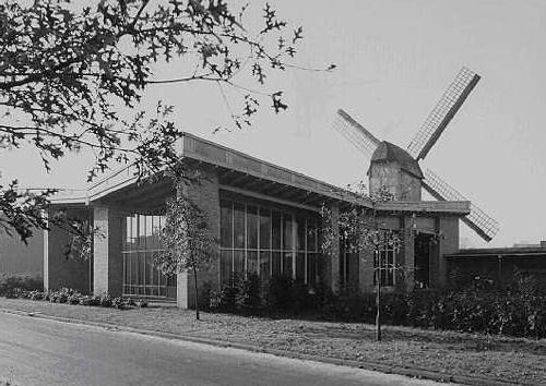1, Molen 01974 Windlust (2e plek) (Nistelrode), Foto met op de voorgrond een brandweerkazerne rond 1962, ingezonden door Rob van Venrooij | Database Nederlandse molens