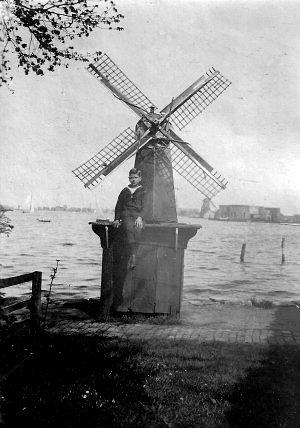 Molen 17435 Biksteenmolen van dhr. Honig (Koog aan de Zaan), Foto: coll. J.E. Honig, ca. 1920 | Database Nederlandse molens