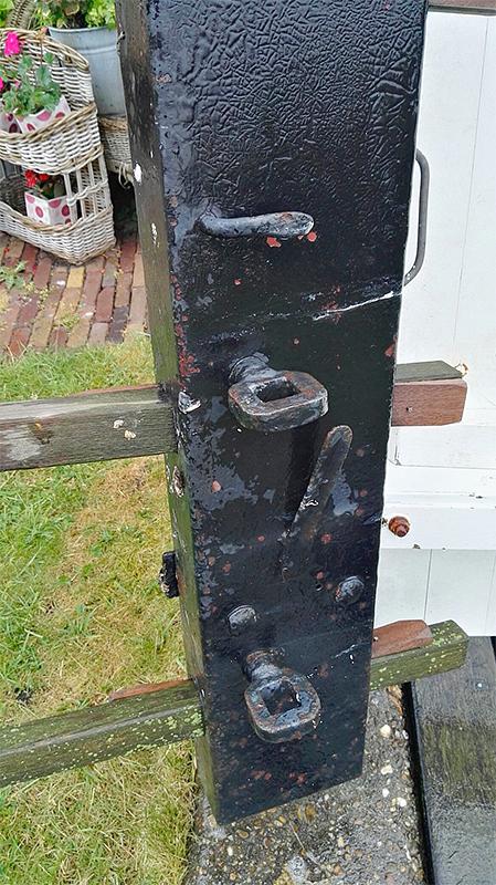 1, Roede 195, Bremer, Leo Middelkoop (2-8-2019)De twee ogen ter bevestiging van de mast van de seinvlag of -lamp. Zeldzaam maar vermoedelijk nooit gebruikt.  | Database Nederlandse molens