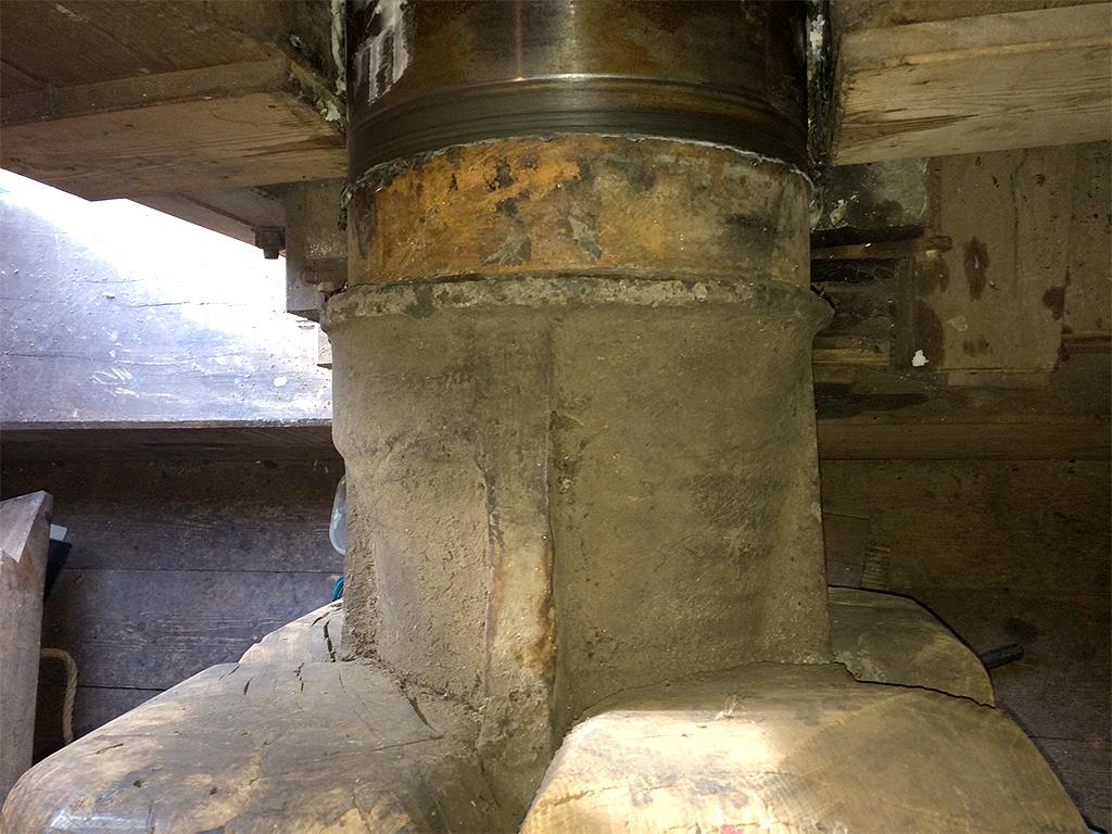 1, As 375, Penn & Bauduin, Twan Smits (16-11-2019)Op deze foto is te zien dat de bovenas niet symmetrisch is, waarschijnlijk door het gebruik van 2 verschillende malhelften. Aan de ene kant begint de ribbe direct achter de kraag. Aan de andere kant zit achter de kraag eerst nog een verdikking waarna de ribbe begint. | Database Nederlandse molens