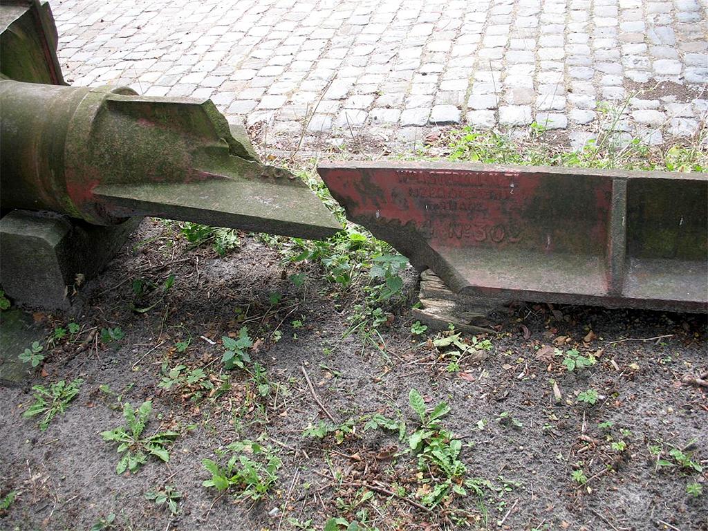 1, As 302, Sterkman & Zn, wed. A., Erwin Esselink (30-8-2009)De in 1970 gebroken as ligt bij molen De Valk te Leiden. | Database Nederlandse molens