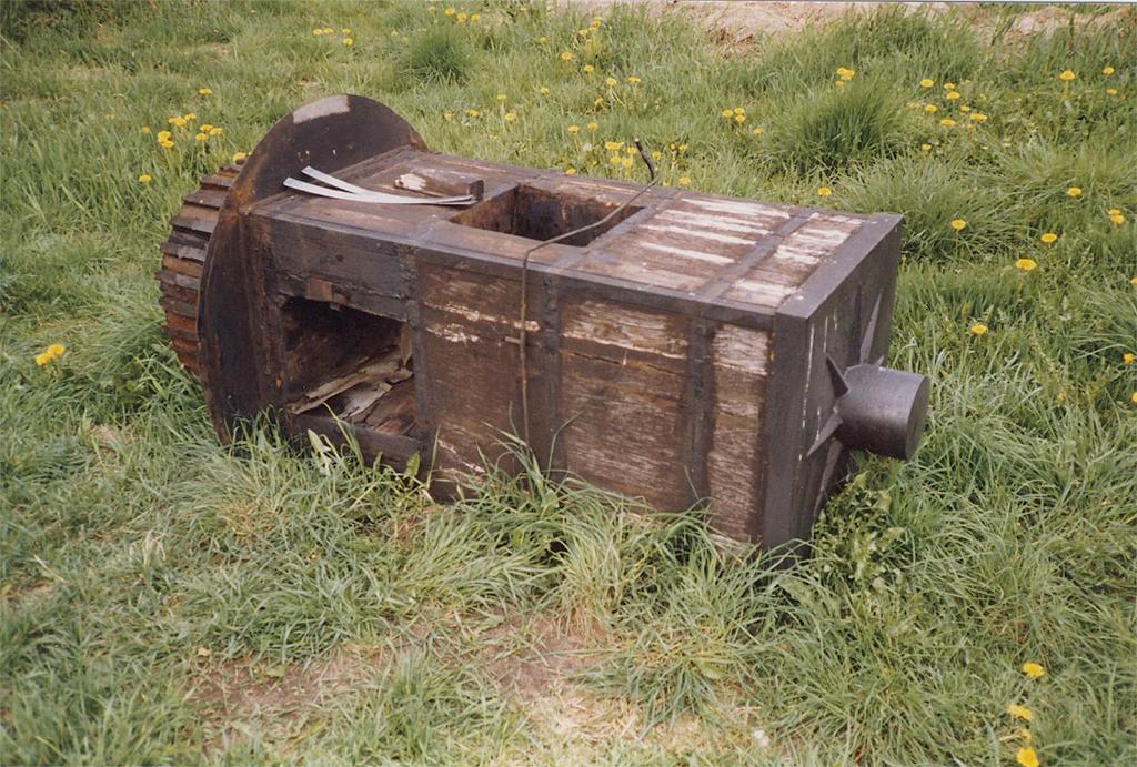 1, As ?, Asselbergs, Erwin Esselink (8-5-1986)In mei 1986 werd de kop van de houten as afgezaagd en vervangen door een gietijzeren exemplaar. | Database Nederlandse molens