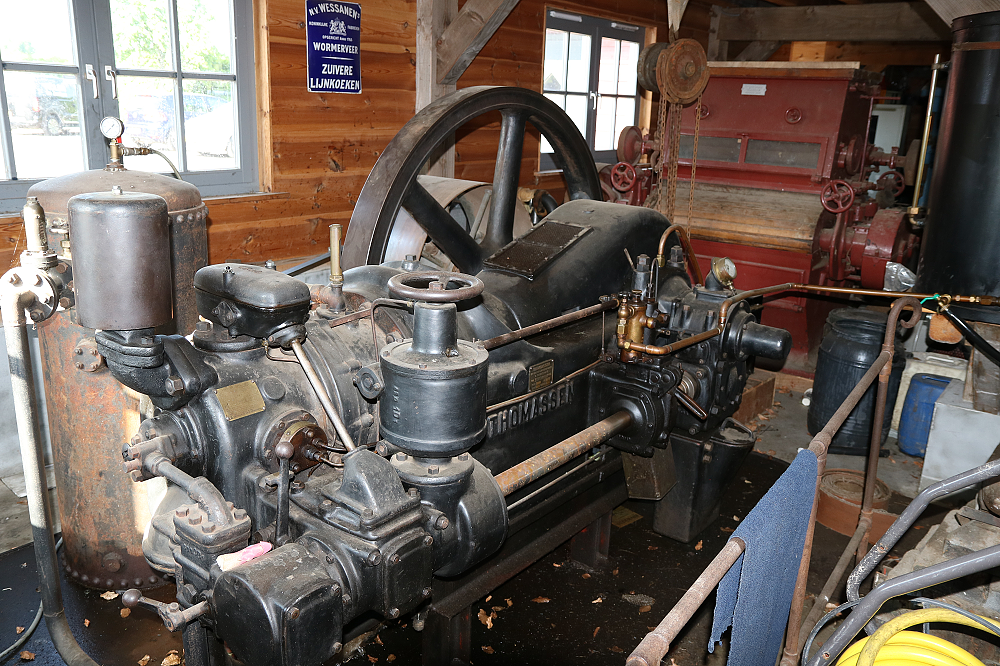 1, Motor 2717, Thomassen, Ronald Bakker (14-5-2022)De Thomassen-motor staat in een naast de molen gelegen schuur. | Database Nederlandse molens