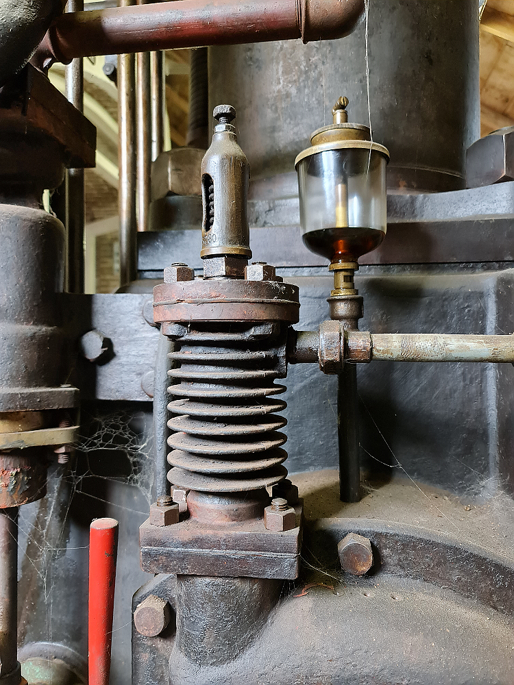 1, Motor 695, Brons, Pieter Zuijkerbuijk (16-05-2021) | Database Nederlandse molens