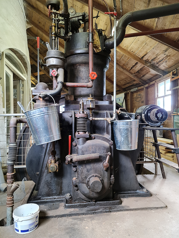 Motor 695, Brons, Pieter Zuijkerbuijk (16-05-2021) | Database Nederlandse molens