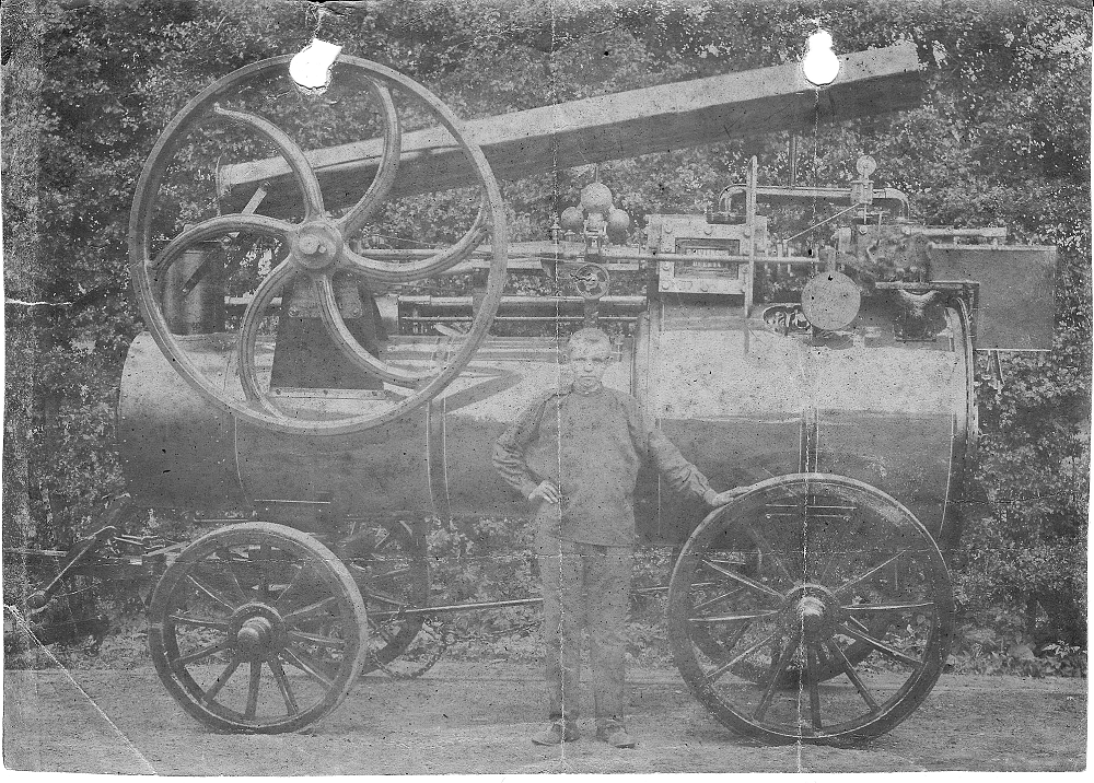 Motor ?, Buiskool, Erik Buiskool (onbekend)
Deze foto is afkomstig uit ons familie-archief. De fabrikant Geert Buiskool was mijn overgrootvader. De foto is genomen op de straat voor de fabriek (het huidige adres is Hoofdstraat 210 te Beerta) en toont een locomobiel die klaar staat om afgeleverd te worden.

 | Database Nederlandse molens
