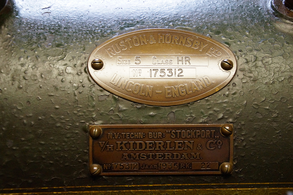 3, Motor 175312, Ruston & Hornsby, Matthieu Hoogduin (2-4-2018). Motorplaatjes met naam fabrikant, nummer van de motor, gegevens van de leverancier e.d. | Database Nederlandse molens