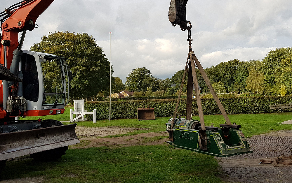 10, Motor 180059, Ruston & Hornsby, Detlef ter Haar (05-10-2020)Transport van motor naar motorhok, geregeld door vrijwilligers | Database Nederlandse molens