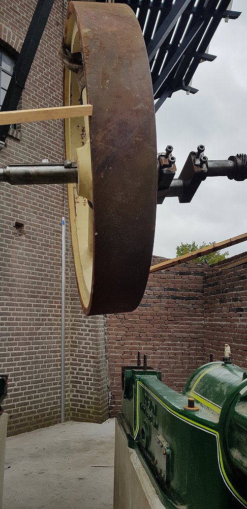 11, Motor 180059, Ruston & Hornsby, Detlef ter Haar (26-10-2020)Plaatsing krukas en vliegwiel op motor, verzorgd door vrijwilligers | Database Nederlandse molens