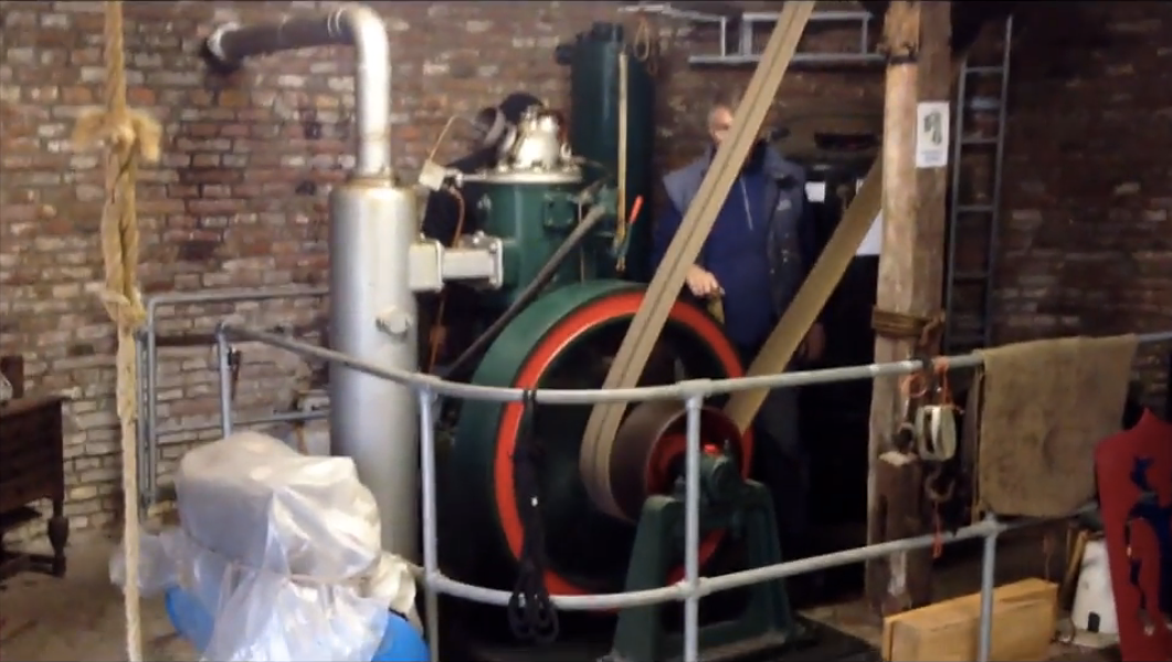 7, Motor 4366, Kromhout, Dennis Bommeljé, 2012Still uit video | Database Nederlandse molens