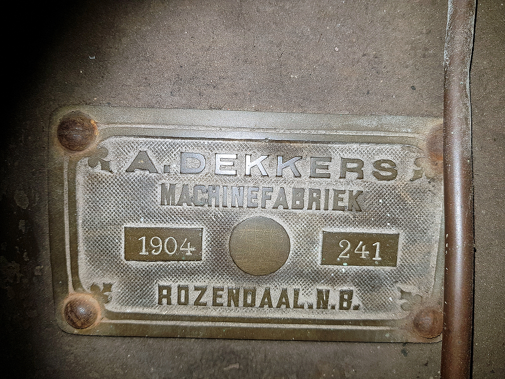 2, Motor 241, Dekkers motorenfabriek, J. van Jole-Verstelle (14-02-2018) Typeplaat van de motor. Opvallend is de spelling van de plaatsnaam, tegenwoordig is dat: Roosendaal | Database Nederlandse molens