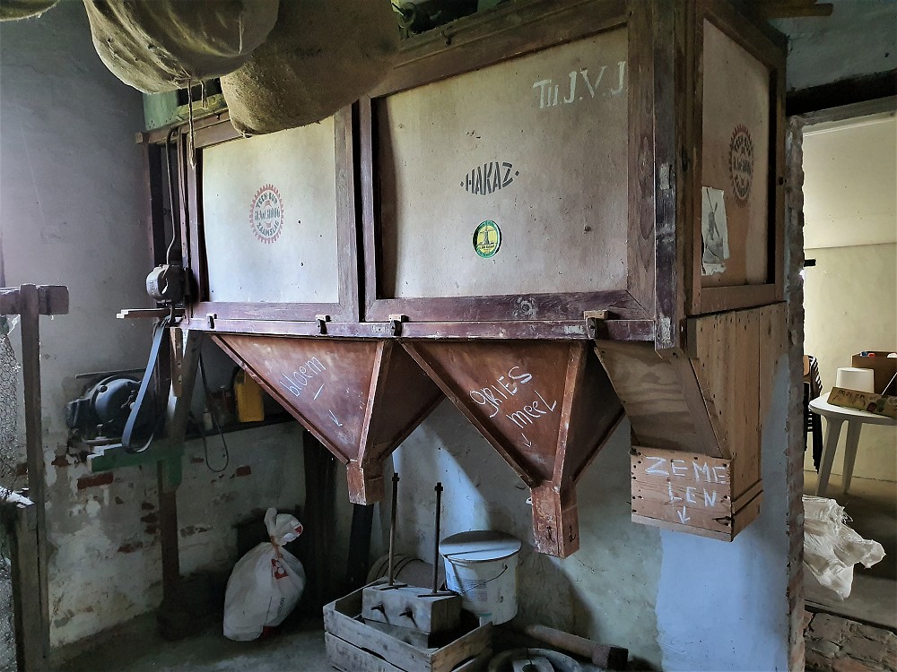 4, Motor 241, Dekkers motorenfabriek, Pieter Zuijkerbuijk (14-12-2019)Bloem, gries &amp; zemelenbuil die eveneens in gang gezet wordt door een (kleine) EMF Dordt elektromotor. | Database Nederlandse molens