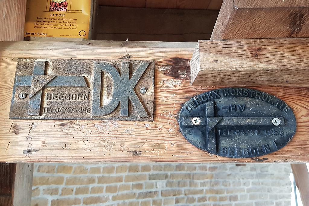 1, Roede 526, Derckx, Pieter Zuijkerbuijk (19-1-2019)De linker roeplaat is een vondst van Wim de Hoop en staat los van de roeden die deze molen had en heeft. De rechter roeplaat is van de buitenroede van het vorige gevlucht. | Database Nederlandse molens