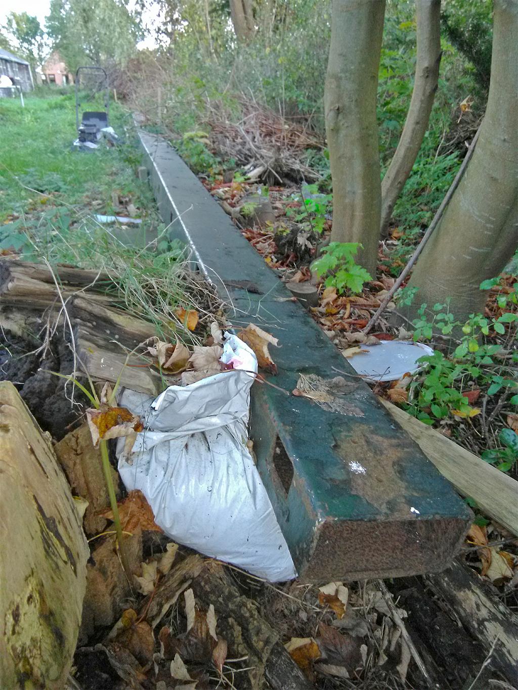 1, Roede 51, Brunia, Martin E. van Doornik (28-10-2019)Deze roede van Brunia nr. 51, die afkomstig is van Makkinga, ligt momenteel op het erf naast molen Aeolus te Adorp. Het roedeplaatje is wel verdwenen.  | Database Nederlandse molens