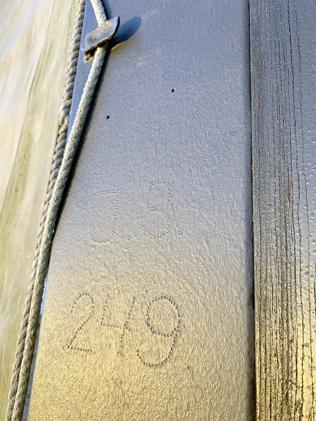 1, Roede 249, Straathof, Mark Dwarswaard (10-1-2022)Toen de roede nog op de kaai lag om gestoken te worden is het typeplaatje verdwenen… | Database Nederlandse molens
