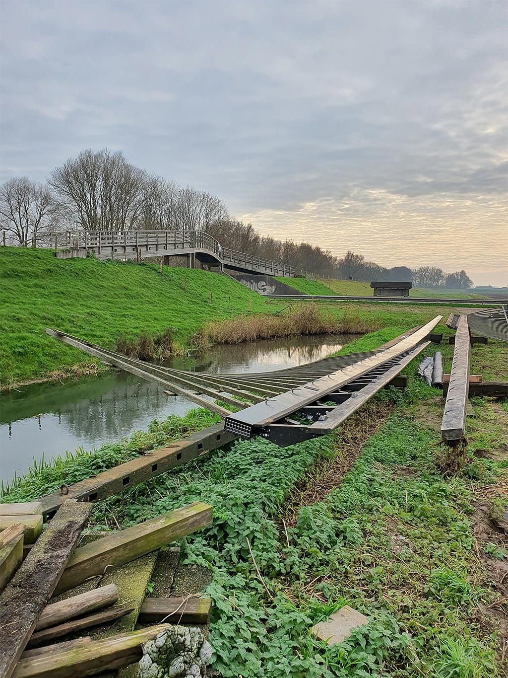 1, Roede 451, Vaags, Pieter Zuijkerbuijk (28-11-2020)De nieuwe Vaags binnenroede is na 1 1/2 (in het gras liggen) voorzien van het oude hekwerk van de Derckxroede. | Database Nederlandse molens