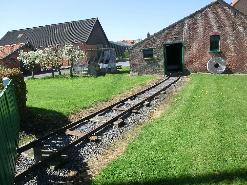 9, Motor 241, Dekkers motorenfabriek, Pieter Zuijkerbuijk (14-12-2019)Het fraaie smalspoor dat van de molen naar de maalderij loopt, met een lorrie kunnen de gemalen producten hierop getransporteerd worden. | Database Nederlandse molens