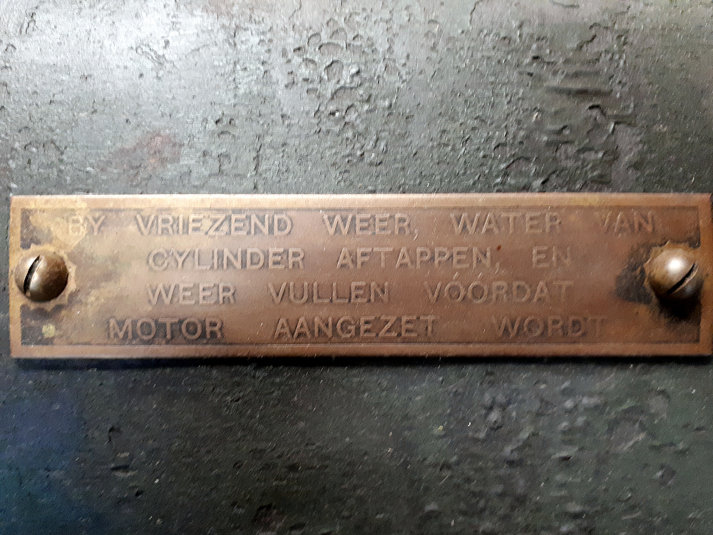 7, Motor 160742, Ruston & Hornsby, Klaas van Diepen (30-04-2018)
Motorplaat met aanwijzingen ivm vriezend weer | Database Nederlandse molens
