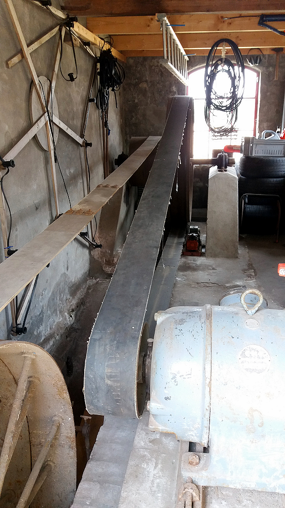 1, Motor 271128, E.M.F. Dordt, Arie van Loo (18-8-2018)Dit is een foto van de 40 pk e-motor compleet met vertragingsriemen. Een mooi stukje oude techniek.
Jan Eeland heeft van wijlen Piet Snoep gehoord dat de maalstoelen op de begane grond ooit aangedreven werden door een "Dekkers motor" die later vervangen is door de huidige motor
 | Database Nederlandse molens