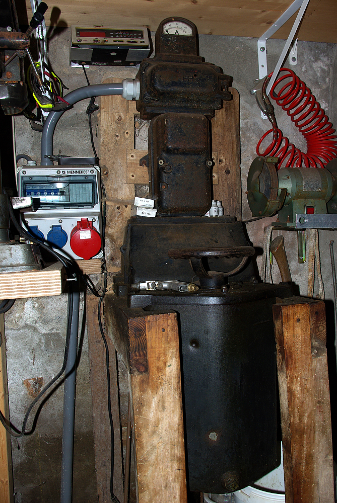 3, Motor 271128, E.M.F. Dordt, Ronald Troost (25-8-2018)De aanzetter (aanzetweerstand) die bij de elektomotor hoort. Met deze aanzetter wordt de aanloopstroom beperkt door de motor in meerdere stappen op gang te laten komen. | Database Nederlandse molens
