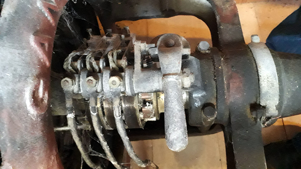1, Motor 89427, GANZ E. G., René Kleijn (19-09-2018)  Op maalzolder ligt deze electromotor tbv de aandrijving van het motorkoppel op de begaande grond.   De sleepcontacten moeten tijdens het opstarten van de motor met een hendel in de opstart positie worden gezet   . | Database Nederlandse molens