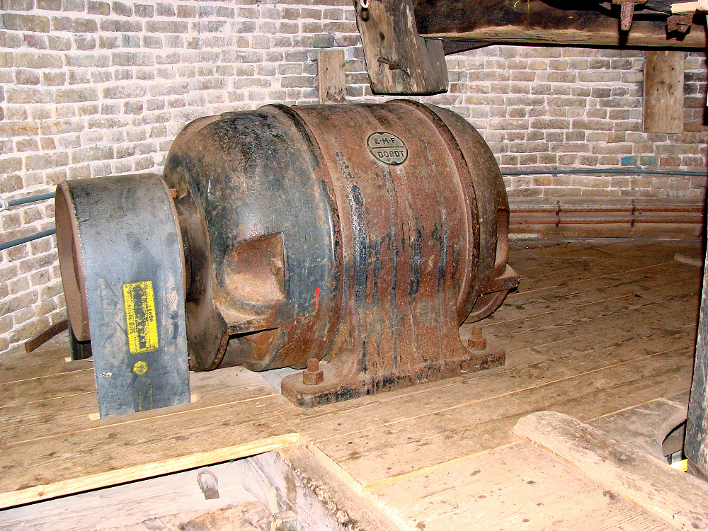 1, Motor 317811, E.M.F. Dordt, Jan de Witte (31-08-2018)Op de kapzolder staat de motor (bouwjaar motor is onbekend).Deze motor dreef via het tussendrijfwerk op het spoorwiel 2 koppel steen / buil en mengketel aan.  | Database Nederlandse molens