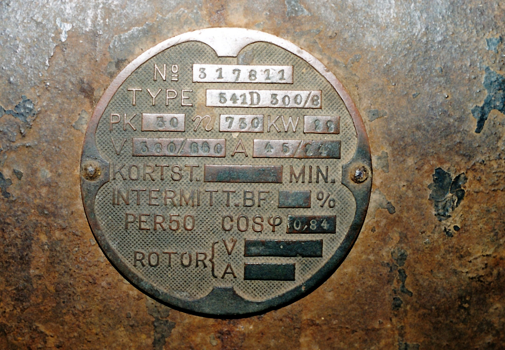 2, Motor 317811, E.M.F. Dordt, Jan de Witte (18-08-2001)Motorplaatje met gegevens van de motor.De gehele installatie is nog intact, maar is in 1983 bij verkoop aan de gemeente afgekoppeld van het net. | Database Nederlandse molens